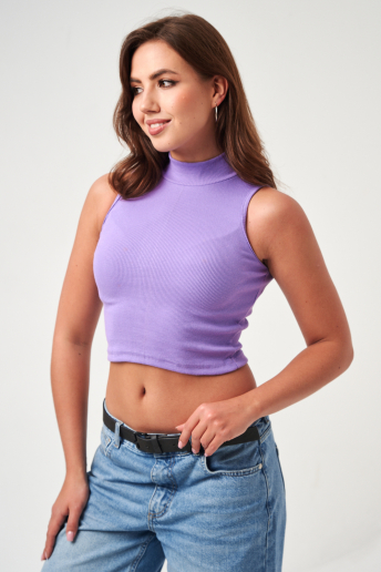 Женский топ 52714  укороченный с горлом / сиреневый