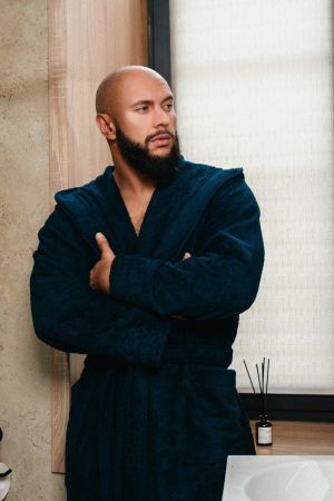 Мужской халат махровый с капюшоном / темно-синий с вышивкой