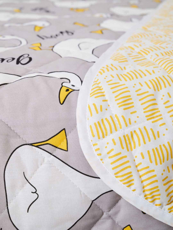 Покрывало стеганое детское поплин / Гусь-обнимусь (серый)