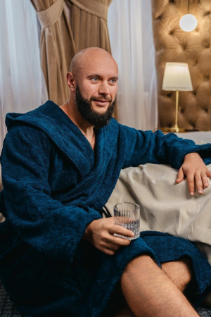 Мужской халат махровый с капюшоном / темно-синий с вышивкой