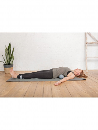 Валик ортопедический массажный для спины и поясницы с лузгой гречихи / коричневый