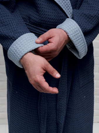 Мужской вафельный халат с капюшоном двухцветный / темно-синий