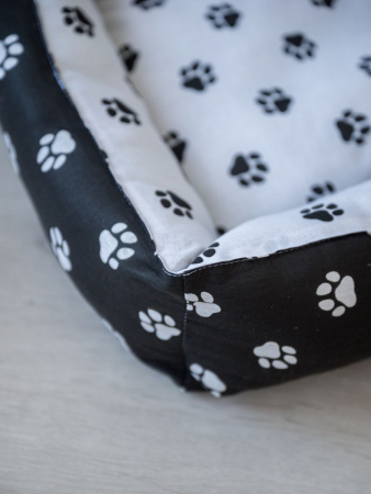 Лежак для кошек и собак / лапки, черные