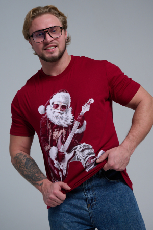 Мужская футболка 8581 / бордо+Д мороз с гитарой