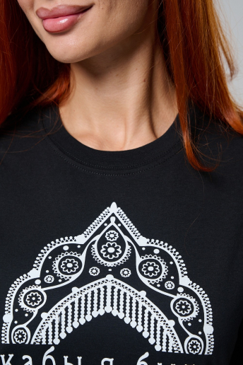 Женская футболка 8584 / черный+кокошник