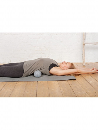 Валик ортопедический массажный для спины и поясницы с лузгой гречихи / коричневый