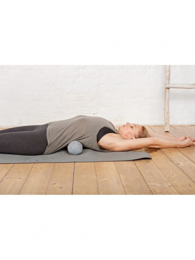 Валик ортопедический массажный для спины и поясницы с лузгой гречихи / коричневый