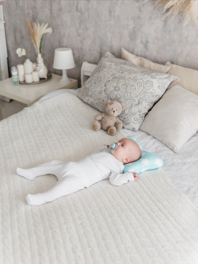 Подушка малютка "Белые пряники на голубом"