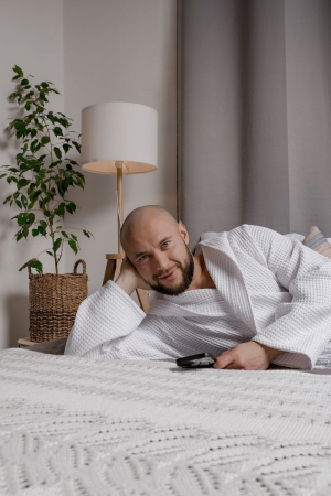 Мужской вафельный халат PandaHug Orlando с капюшоном / белый