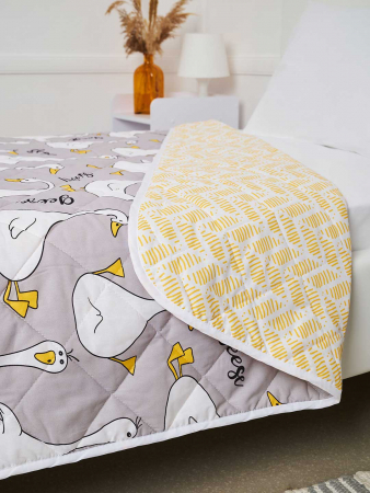 Покрывало стеганое детское поплин / Гусь-обнимусь (серый)