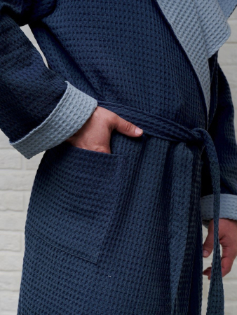 Мужской вафельный халат с капюшоном двухцветный / темно-синий