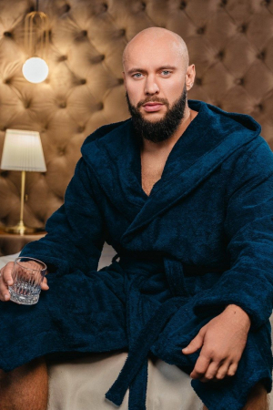 Мужской халат махровый с капюшоном / темно-синий с вышивкой