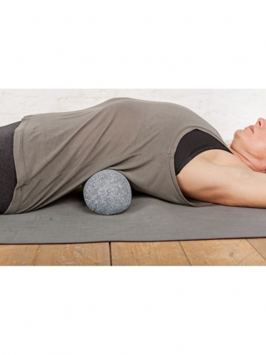 Валик ортопедический массажный для спины и поясницы с лузгой гречихи / серый