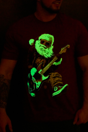 Мужская футболка 8581 / бордо+Д мороз с гитарой