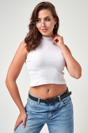 Женский топ 52714  укороченный с горлом / белый